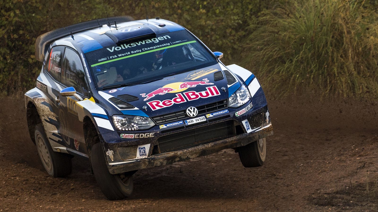 Ο Sebastien Ogier πήγε στην Ισπανία για να σφραγίσει τον 4ο συνεχόμενο τίτλο του στο WRC. Μέχρι στιγμής τα σχέδιά του, τα χαλάει ο Sordo.