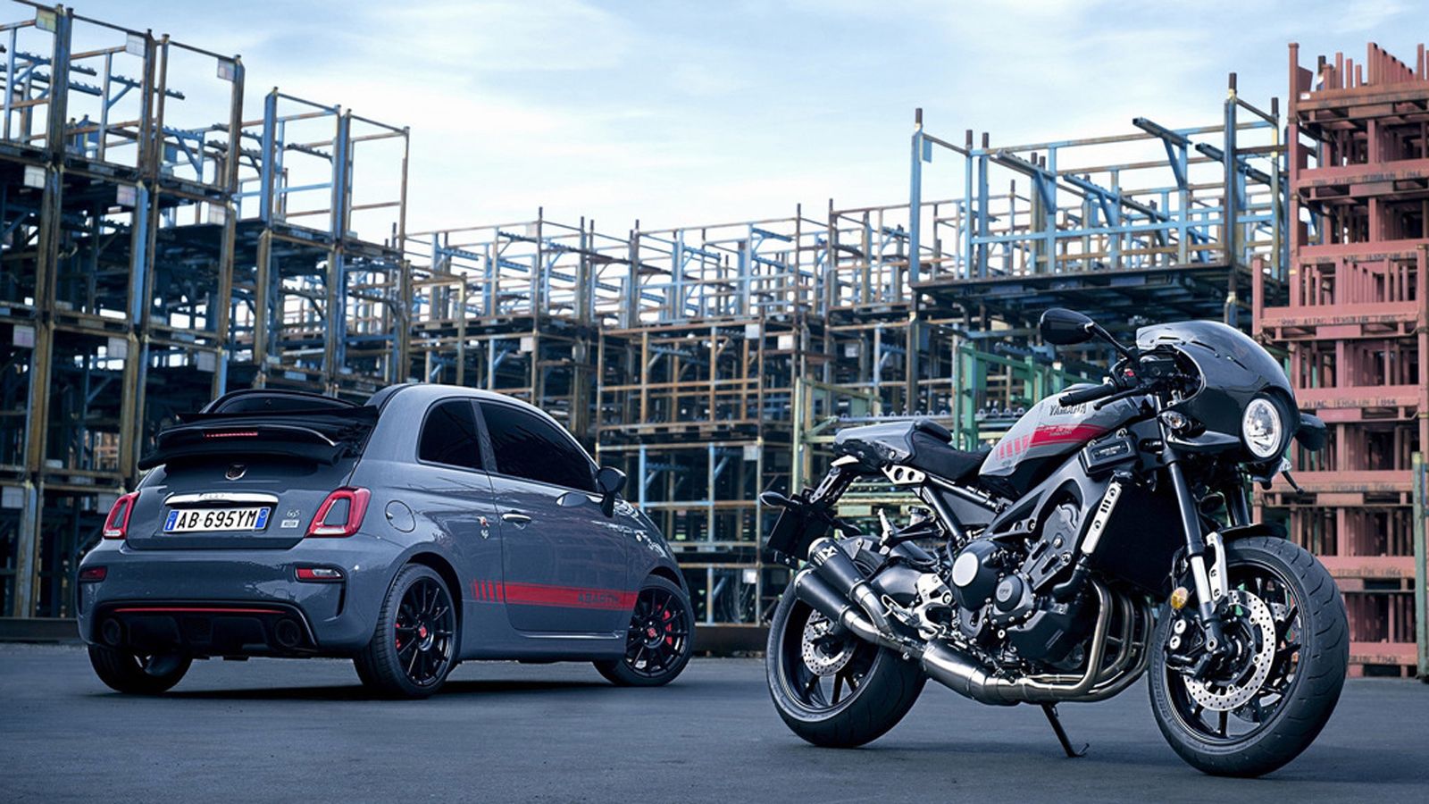 Η XSR900 έχει φτιαχτεί σε συνεργασία της Yamaha με την Abarth και έτσι, το πρωτότυπο Abarth «500ράκι» ξεχωρίζει αρχικά με το ίδιο γκρι αμάξωμά του με 