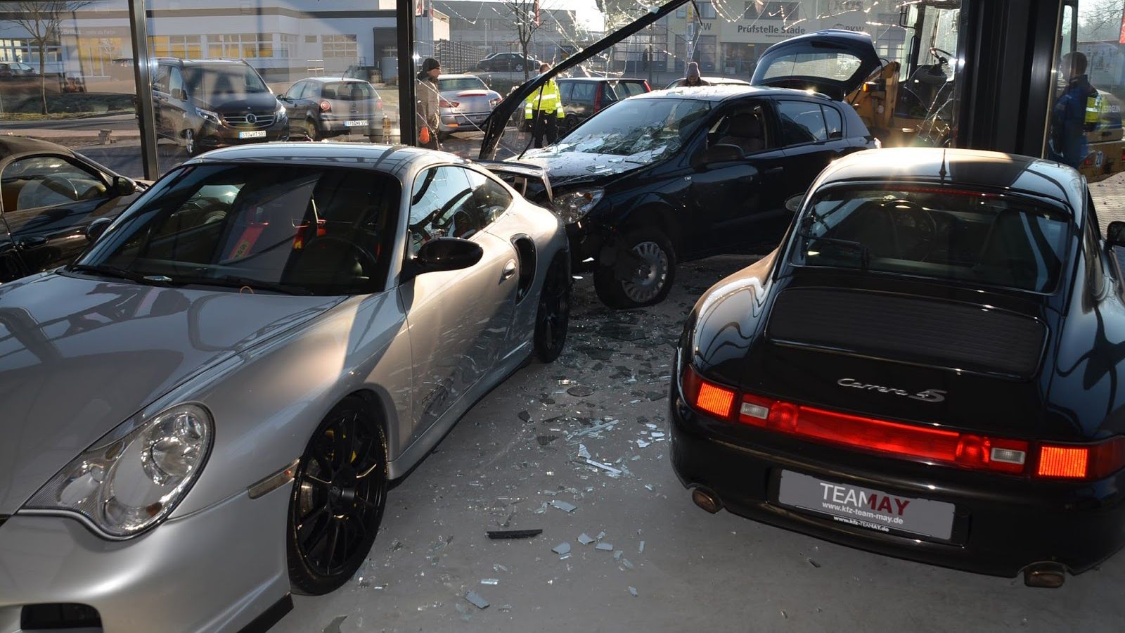 Μια διαφορετική άποψη για την βιτρίνα της αντιπροσωπίας της Porsche, στο Stade της Γερμανίας, είχε ο οδηγός του Opel Astra και την εξέφρασε με τον πιο