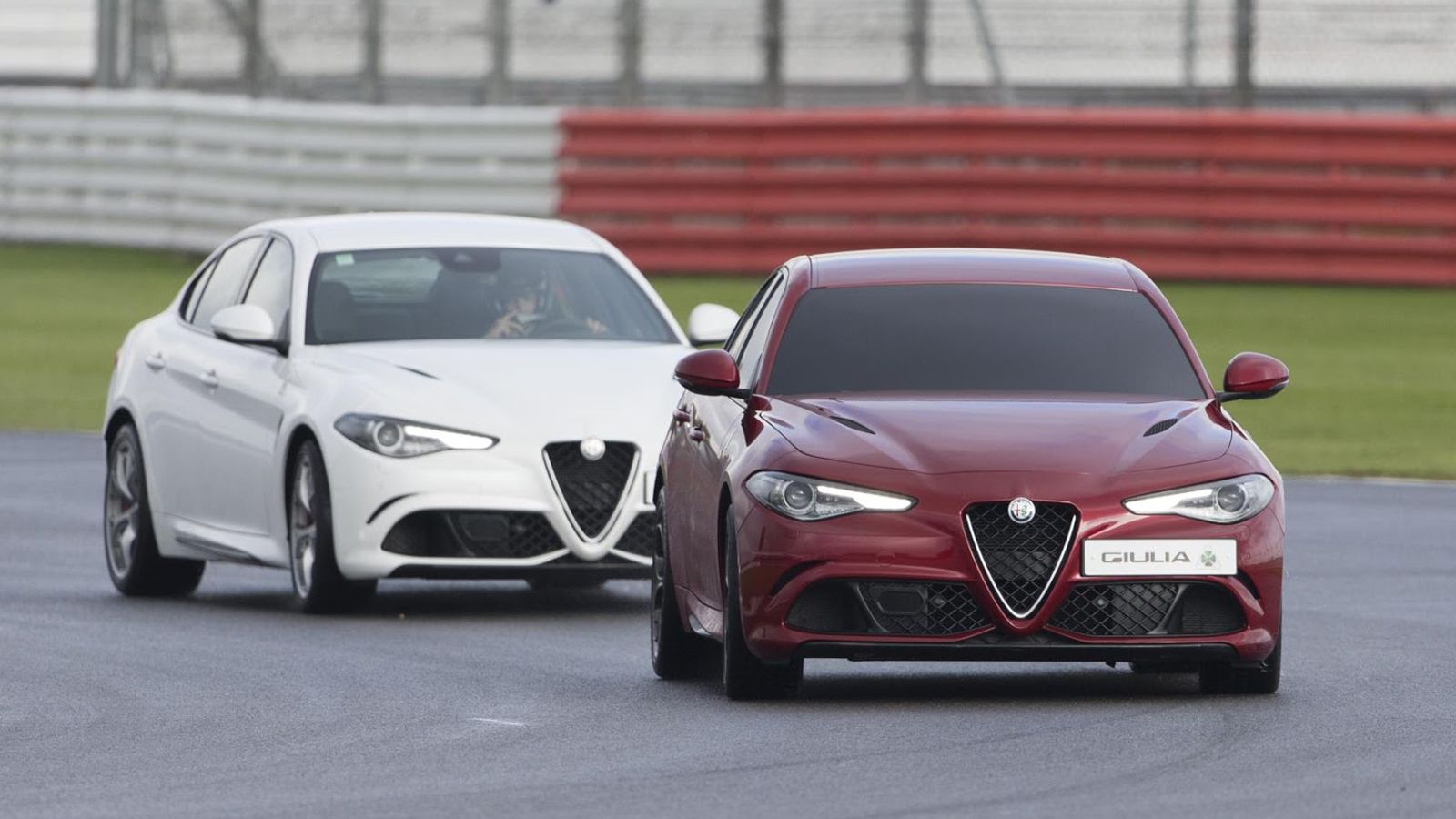 Για το λανσάρισμα της Alfa Romeo Giulia στην Αγγλία, η ιταλική εταιρεία σκέφτηκε κάτι εξαιρετικά πρωτότυπο. Προσπάθησε να κάνει ρεκόρ στο Silverstone 