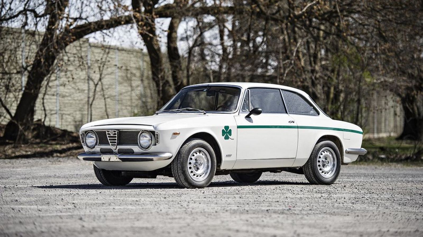 Μια εξαιρετικά σπάνια Alfa Romeo Giulia GTA 1300 Junior Stradale βγαίνει στο σφυρί από τον οίκο Bonhams.