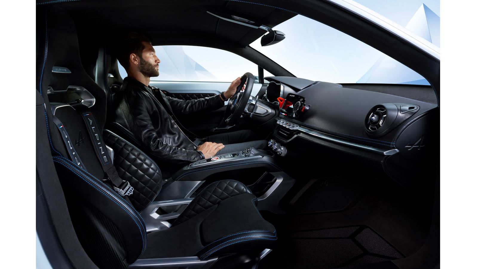 Το εσωτερικό έχει σπορ, αλλά και φουτουριστική ατμόσφαιρα, με τον πίνακα οργάνων να είναι πλήρως ψηφιακός.