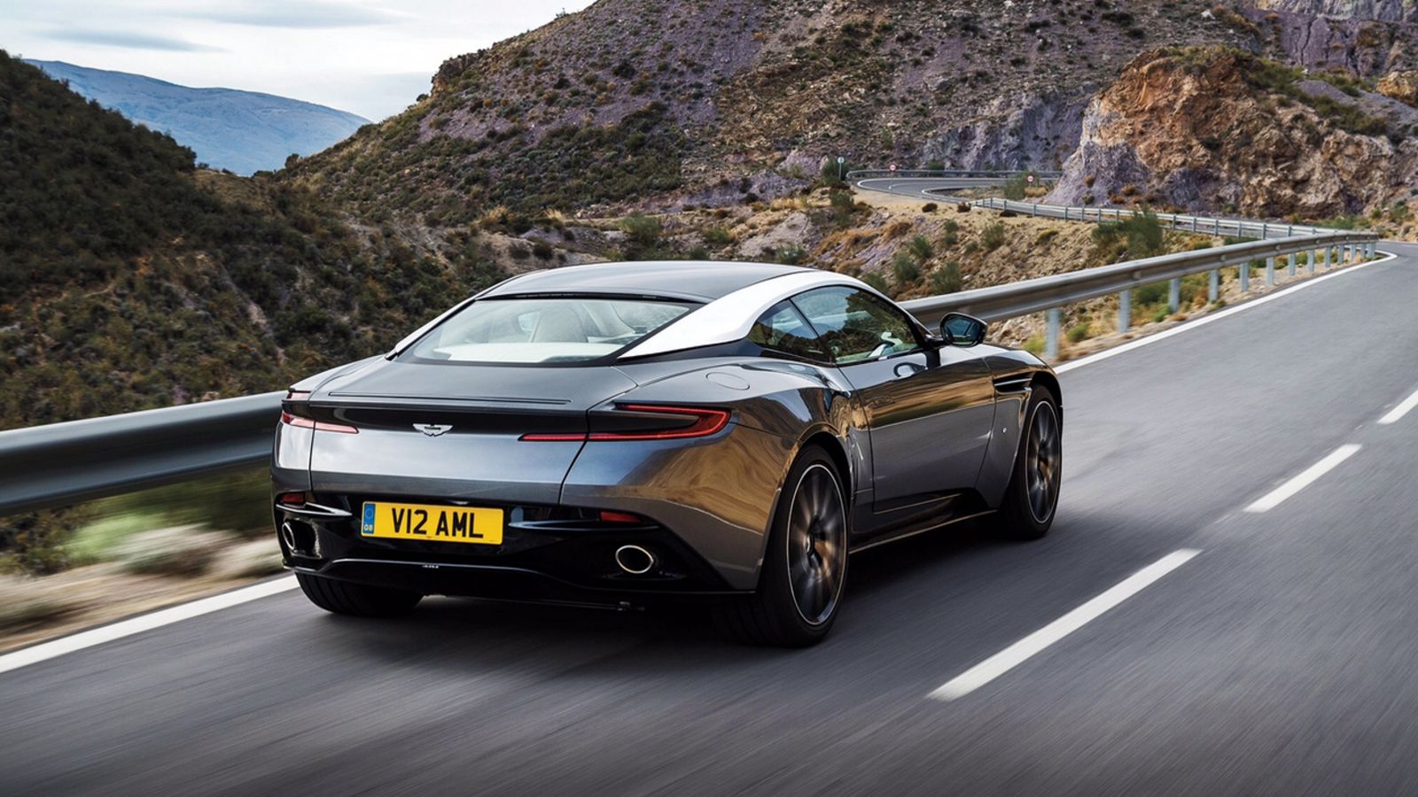 Στο πίσω μέρος ξεχωρίζει η αεροτομή και η εξίσου δυναμική σχεδίαση.