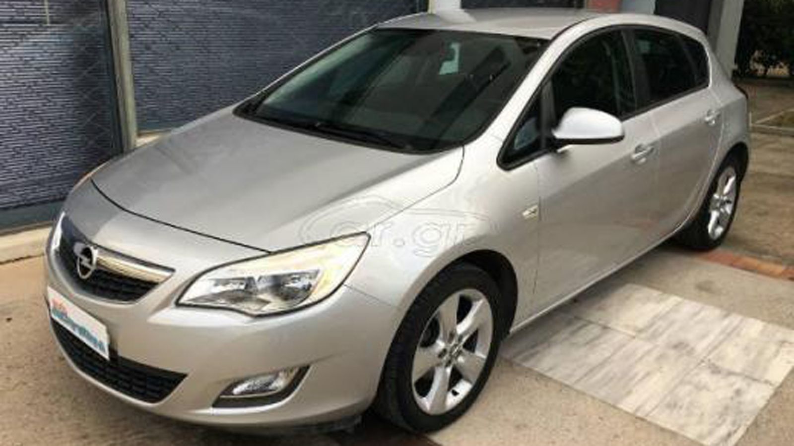 Το Opel Astra από την άλλη «στέκει» ψηλά στις πωλήσεις, χάρη σε μια σειρά από χαρακτηριστικά, όπως η ευρεία γκάμα των κινητήρων του, ο εξοπλισμός του 
