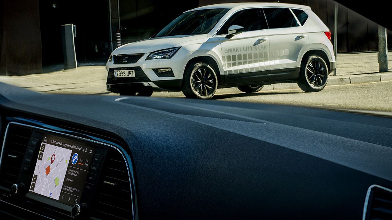 Η SEAT παρουσιάζει το Ateca με Smart City Connectivity, ένα σύστημα το οποίο είναι σε θέση να βρίσκει τους διαθέσιμους χώρους στάθμευσης. 