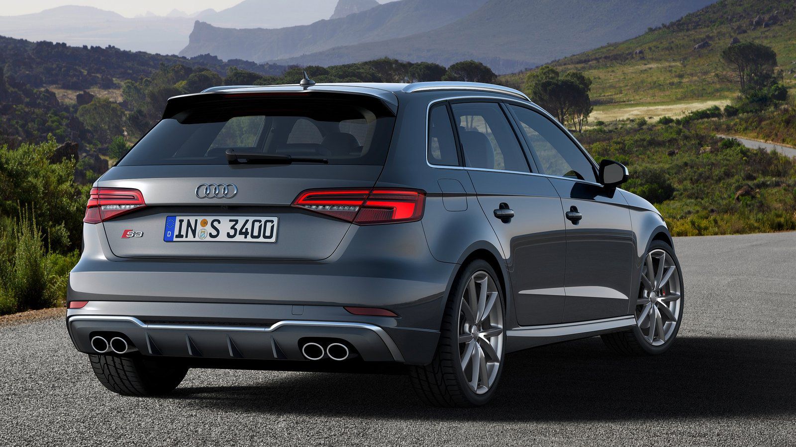 Το ανανεωμένο S3 Sportback αποκαλύπτει τη «φύση» του περισσότερο με το πίσω τμήμα του, στο οποίο κυριαρχούν οι δύο διπλές απολήξεις της εξάτμισης.