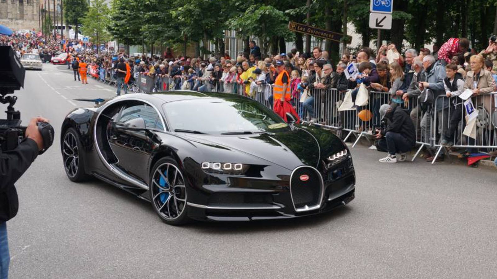 Παρόλο που η τιμή της Bugatti Chiron ξεκινάει από τα 2,4 εκατομμύρια ευρώ, ήδη τα 200 από τα συνολικά 500 αντίτυπα έχουν «καπαρωθεί». Η πρώτη Chiron θ