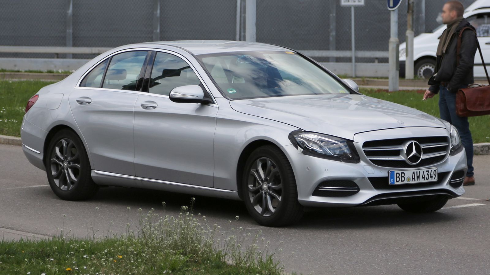 Η ανανεωμένη Mercedes C-Class «συνελήφθη» με ελάχιστο καμουφλάζ από το φωτογραφικό φακό, να γυρίζει κοντά στο εργοστάσιο της φίρμας στη Στουτγάρδη.