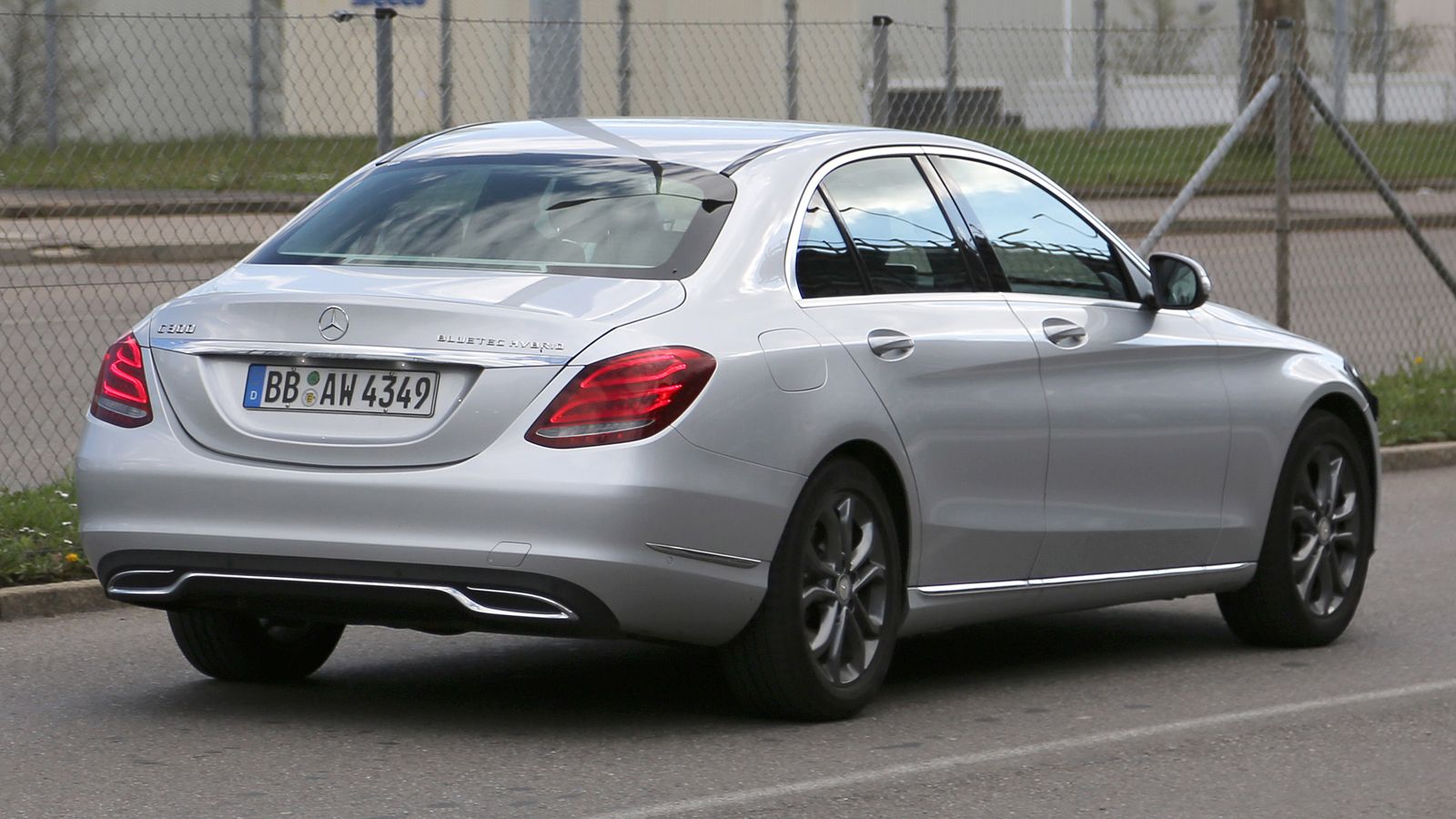 Η ανανεωμένη C-Class δεν αναμένεται να παρουσιαστεί πριν τα μέσα του επόμενου έτους. Το εμπορικό της λανσάρισμα  θα πραγματοποιηθεί κατά τα φαινόμενα 