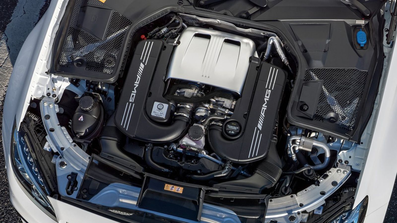 Κάτω από το καπό της βρίσκεται ο ίδιος twin-turbo V8 κινητήρας των 4,0 λίτρων, που παράγει 476 ίππους και 650 Nm στην απλή έκδοση και 510 άλογα και 70