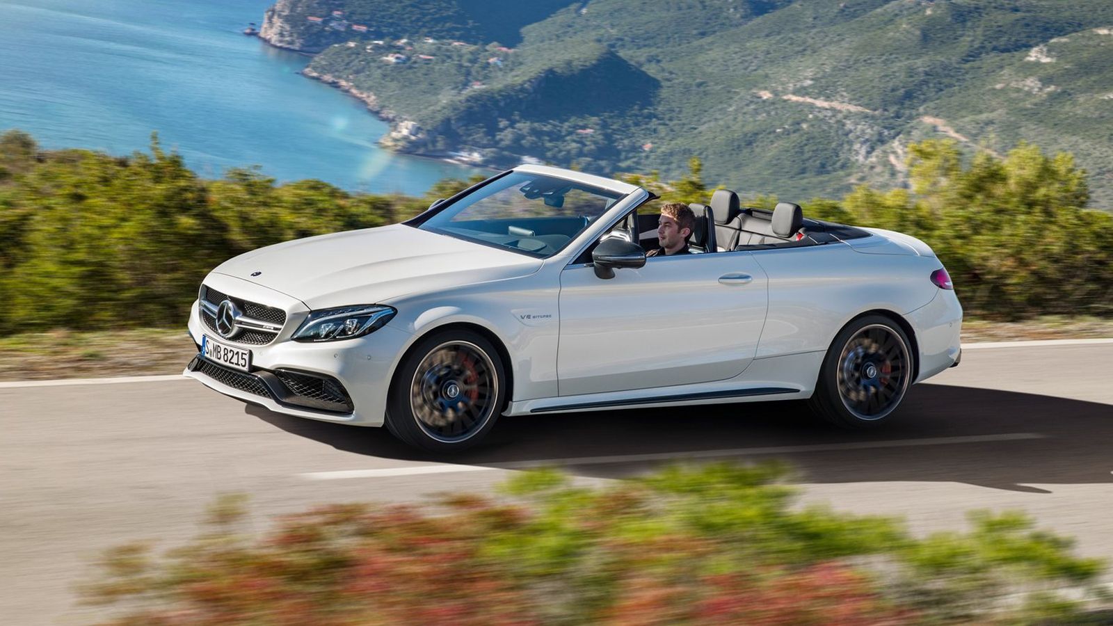 Η Mercedes-AMG φύλαγε για την έκθεση της Νέας Υόρκης το ντεμπούτο των νέων C63 Cabrio και C63 S Cabrio με ισχύ 476 και 510 ίππων αντίστοιχα.