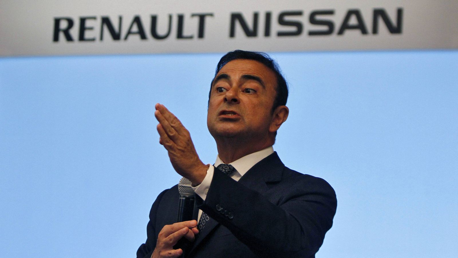 Πόσα λέτε πως πήρε πέρσι ο Carlos Ghosn για τις υπηρεσίες του στις Renault και Nissan; Τι λέει ο Πρόεδρος της Γαλλίας, Φρανσουά Ολάντ, για το θέμα;