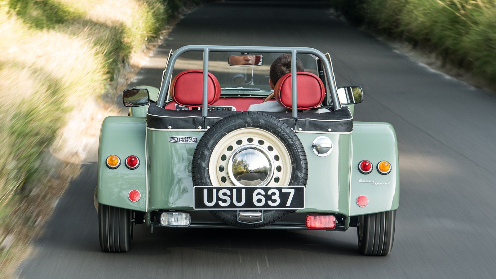 Τα φουσκωμένα φτερά, οι γυαλιστερές απολήξεις των εξατμίσεων, οι κρεμ ζάντες με τα γυαλιστερά τάσια και τα νέα πίσω φωτιστικά σώματα, συμπληρώνουν την