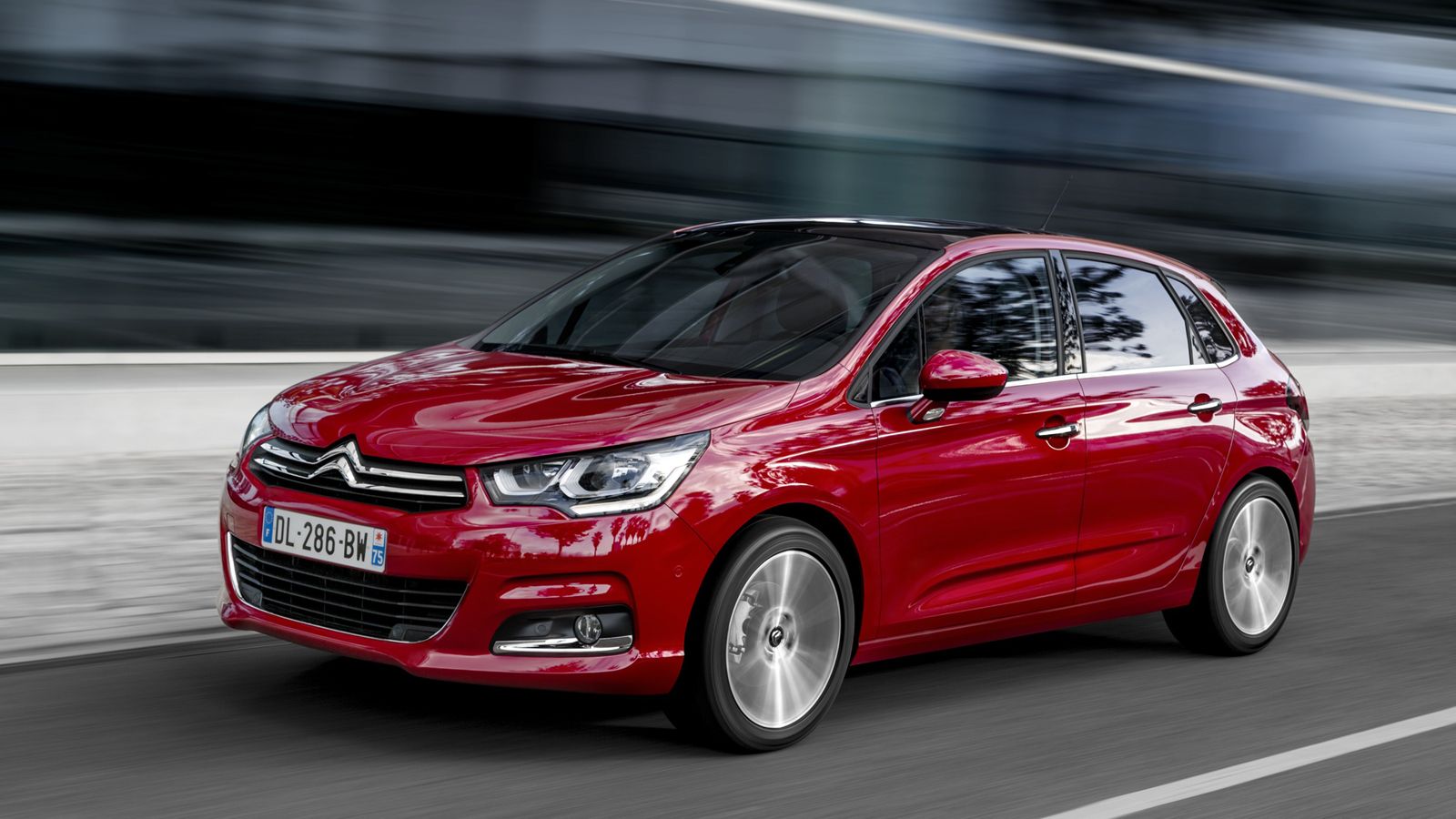 Όλα τα Citroen διατίθενται με το προωθητικό πρόγραμμα Green Bonus με όφελος που ξεκινά από τα 400 ευρώ και φτάνει τα 3.200 ευρώ, ενώ παράλληλα συνδυάζ