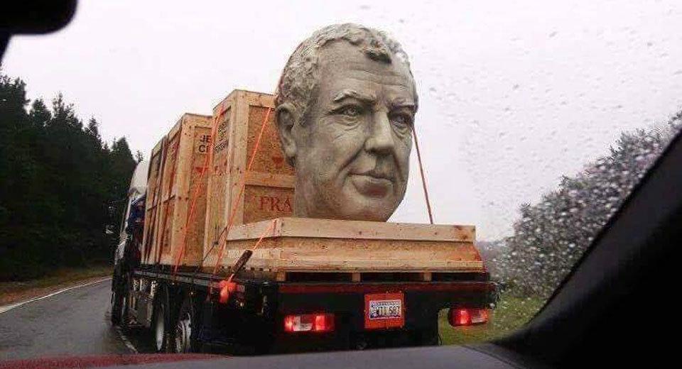 Γιγάντιος ο Jeremy Clarkson, που αποφάσισε να βγει μια βόλτα.