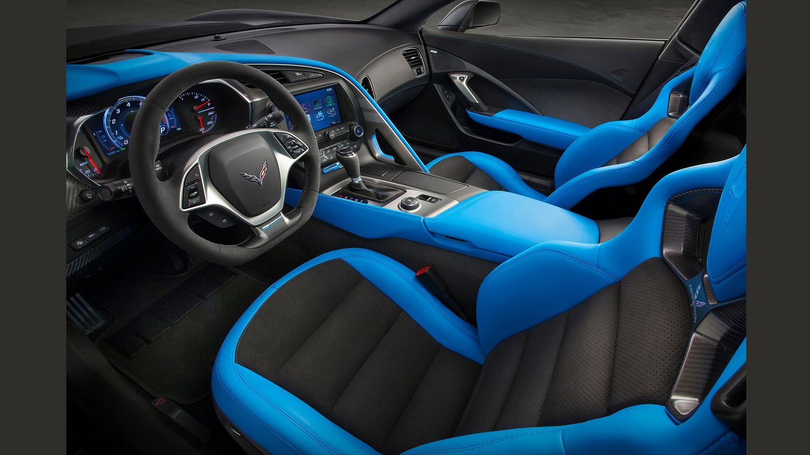 Η εικονιζόμενη Grand Sport με το αποκλειστικό χρώμα Watkins Glen Gray Metallic, τα γραφικά Tension Blue, τις μαύρες σατινέ ρίγες και το αντίστοιχο εσω