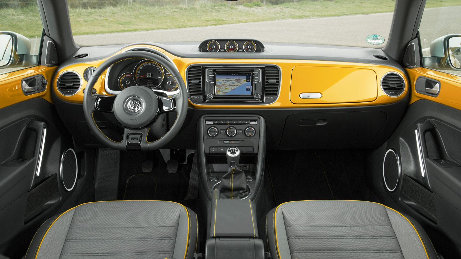 Το Beetle Dune διαθέτει σύστημα infotainment Composition Media με έγχρωμη οθόνη αφής 6,5 ιντσών