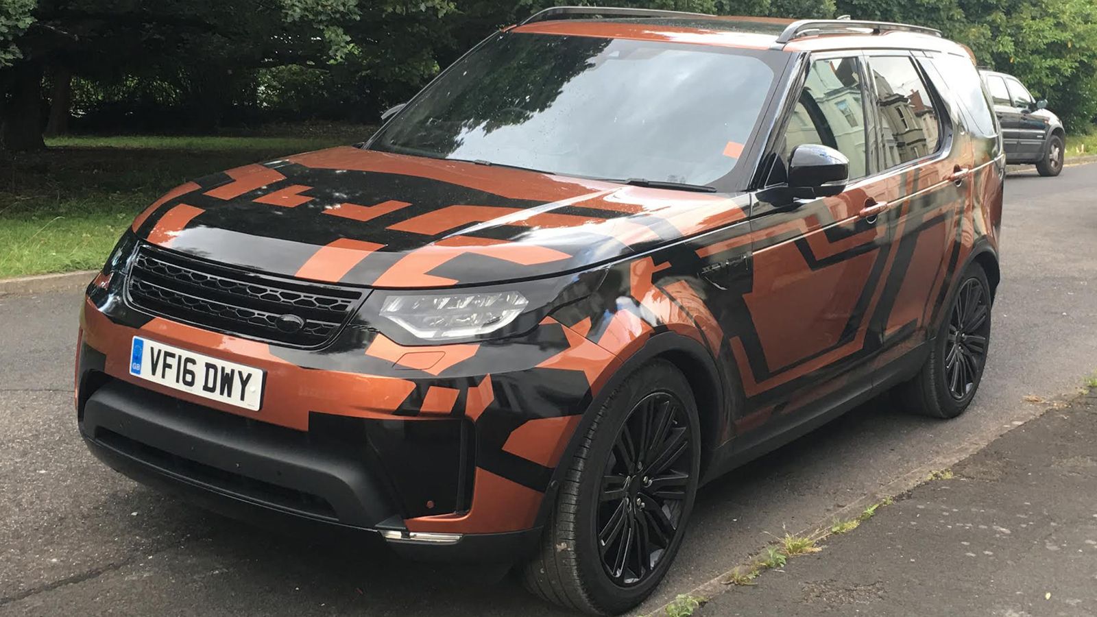 Η επόμενη γενιά του Land Rover Discovery «συνελήφθη» στη Γερμανία, με το ελάχιστο δυνατό καμουφλάζ. Αναμένεται να παρουσιαστεί προς τα τέλη του έτους.