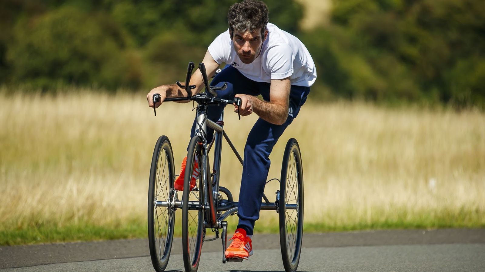 Το τρίκυκλο έχει ένα διπλό σύστημα οδήγησης, το οποίο επιτρέπει στους τροχούς να κινούνται μαζί, αλλά την ίδια στιγμή λειτουργούν και αυτόνομα, προσομ