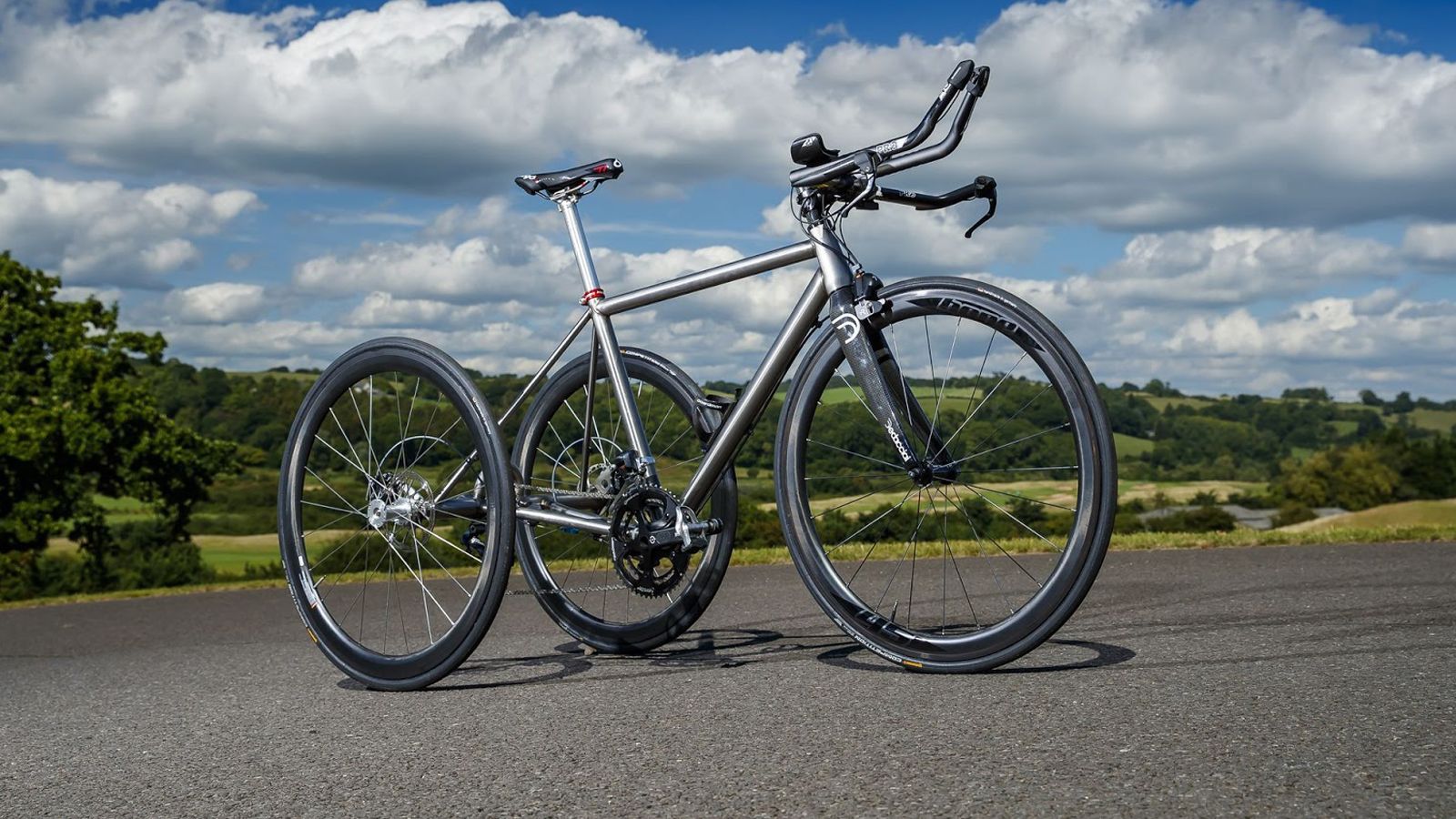 Η Nissan χρησιμοποίησε το ίδιο τιτάνιο Grade 9, το οποίο παίρνει η NISMO για να φτιάξει την εξάτμιση του κορυφαίου GT-R. Το νέο υλικό έριξε το βάρος τ