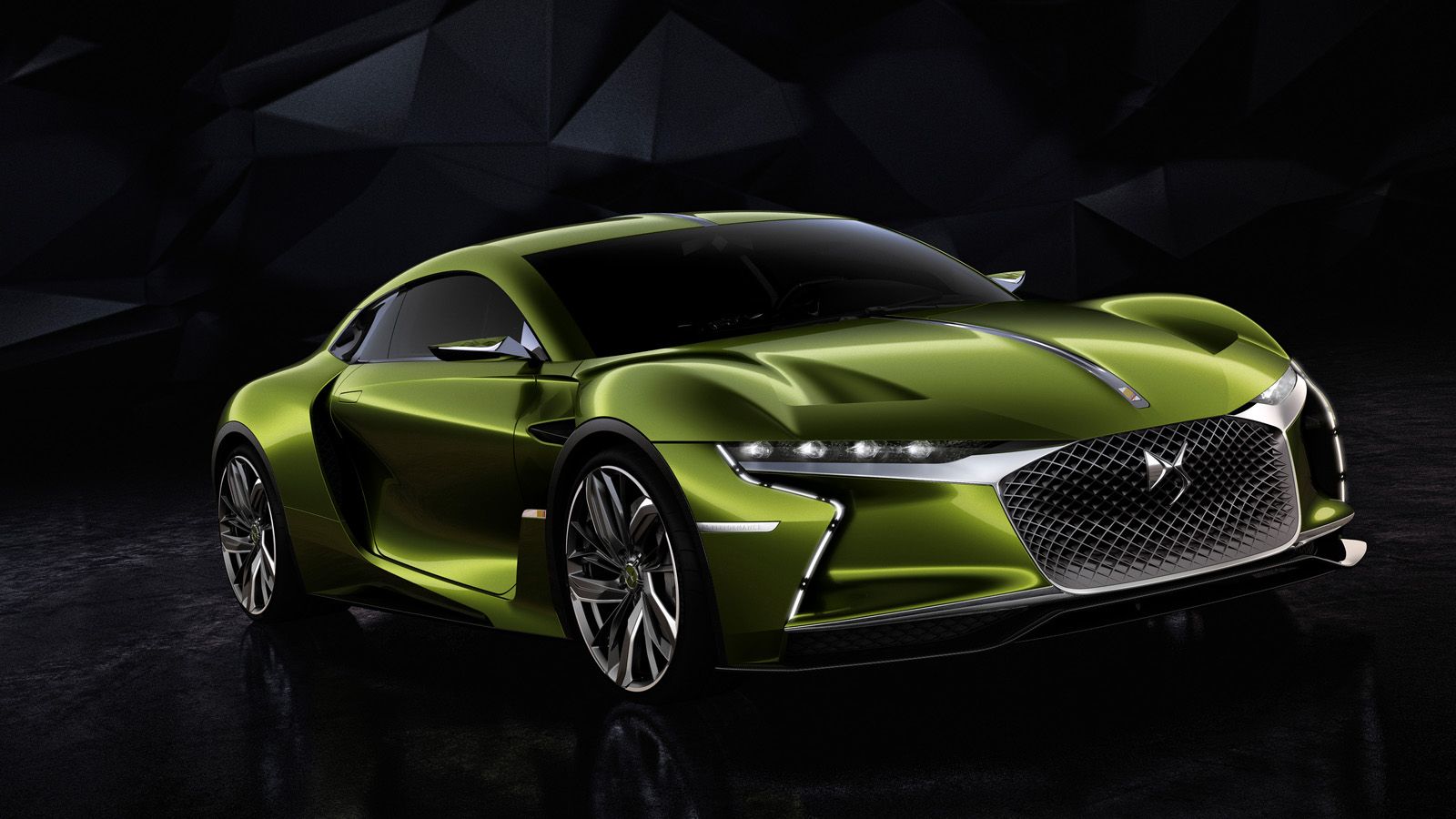 Το DS E-TENSE έχει μήκος 4,72 μ., πλάτος 2,08 μ. και ύψος 1,29 μ. Συνδυάζει την τελευταία λέξη της τεχνολογίας με μία σχεδόν avant-garde σχεδίαση, που