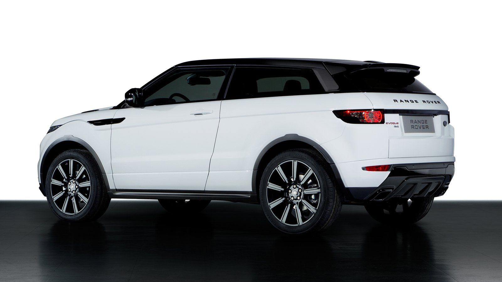 Αν και οι διαστάσεις του Range Rover Sport Coupe (στη φωτό το Evoque) θα το φέρνουν πιο κοντά στις BMW X4 και Mercedes GLC Coupe, ωστόσο ο εξοπλισμός 