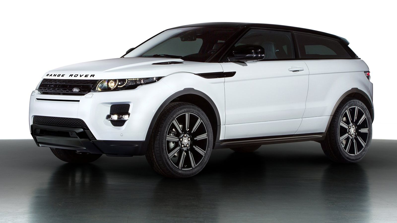 Το Range Rover Sport Coupe (στη φωτό το Evoque) θα δανειστεί το πάτωμα και την ανάρτηση της «αδελφής» Jaguar F-Pace, ενώ θα έχει μήκος περίπου 4,7 μέτ