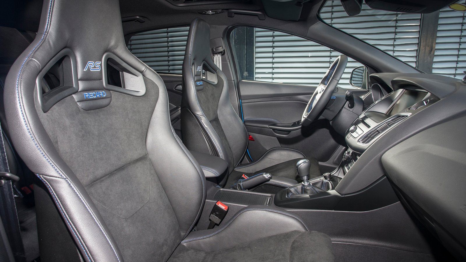 Τα μπάκετ καθίσματα είναι της Recaro.