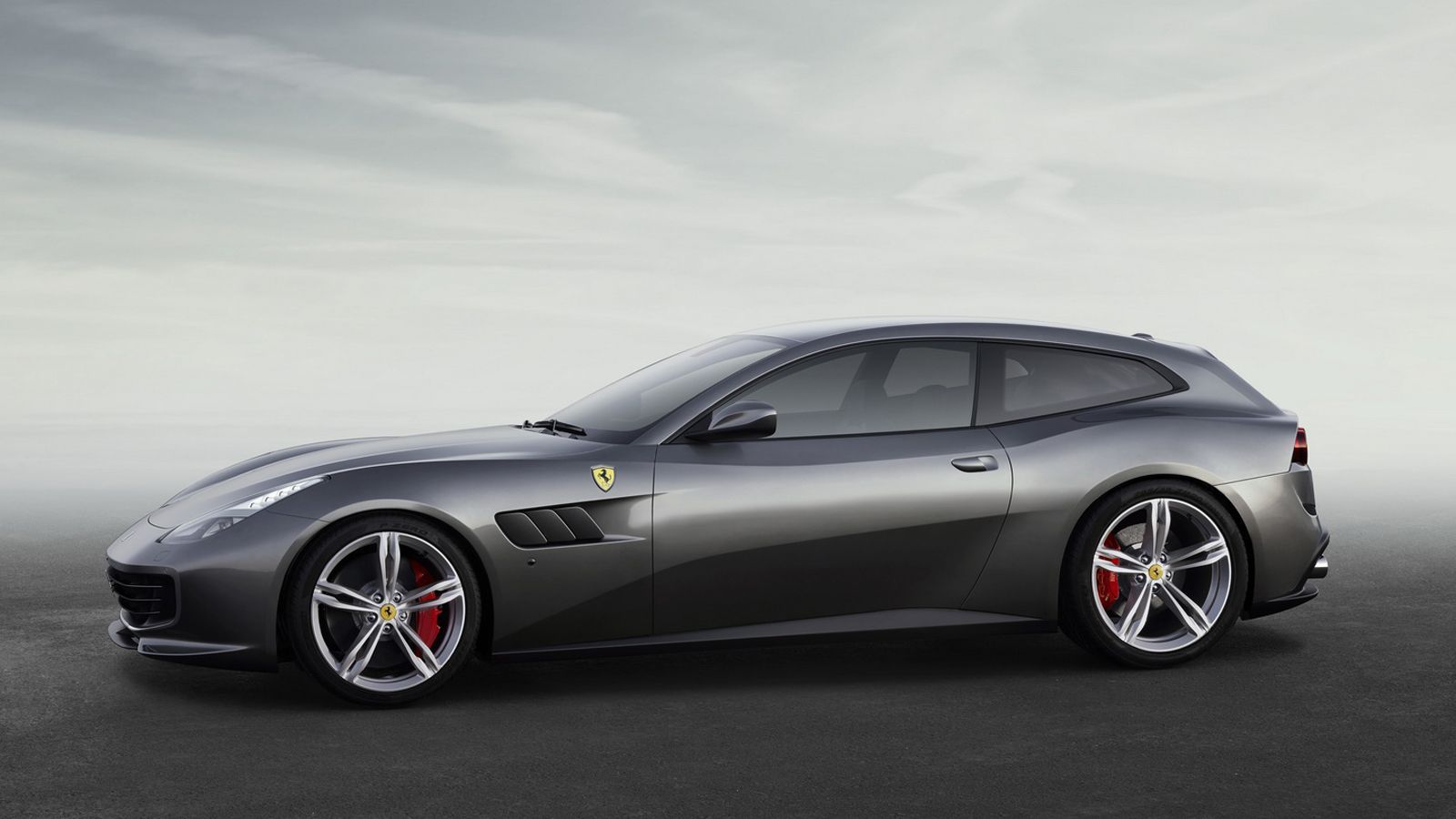 Στην Ferrari GTC4Lusso χαμήλωσε η γραμμή της οροφής, βελτιώνοντας σημαντικά σε σχέση με την FF, τον συντελεστή οπισθέλκουσας αεροδυναμικής.