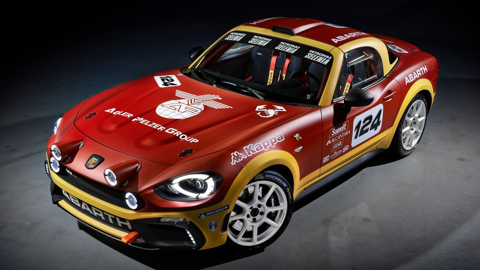 Το αγωνιστικό Abarth 124 Rally φέρει έναν 1.800άρη κινητήρα 300 ίππων, με την κίνηση να μεταδίδεται στους πίσω τροχούς μέσω σειριακού κιβωτίου 6 σχέσε