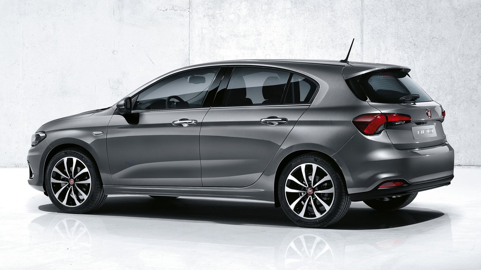 Το Fiat Tipo hatchback έχει μήκος 4,37 μ., πλάτος 1,79 μ. και ύψος 1,50 μ. Το πορτμπαγκάζ του έχει όγκο 440 λτ.