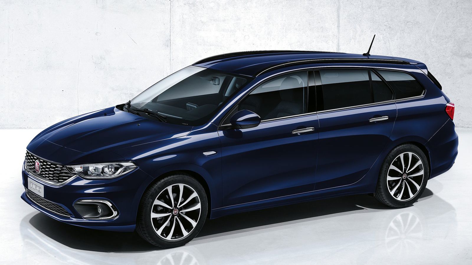 Το Fiat Tipo station wagon έχει μήκος μεγαλύτερο κατά 20 εκ. (4,57 μ.), ενώ διαθέτει χώρο αποσκευών 550 λίτρων.