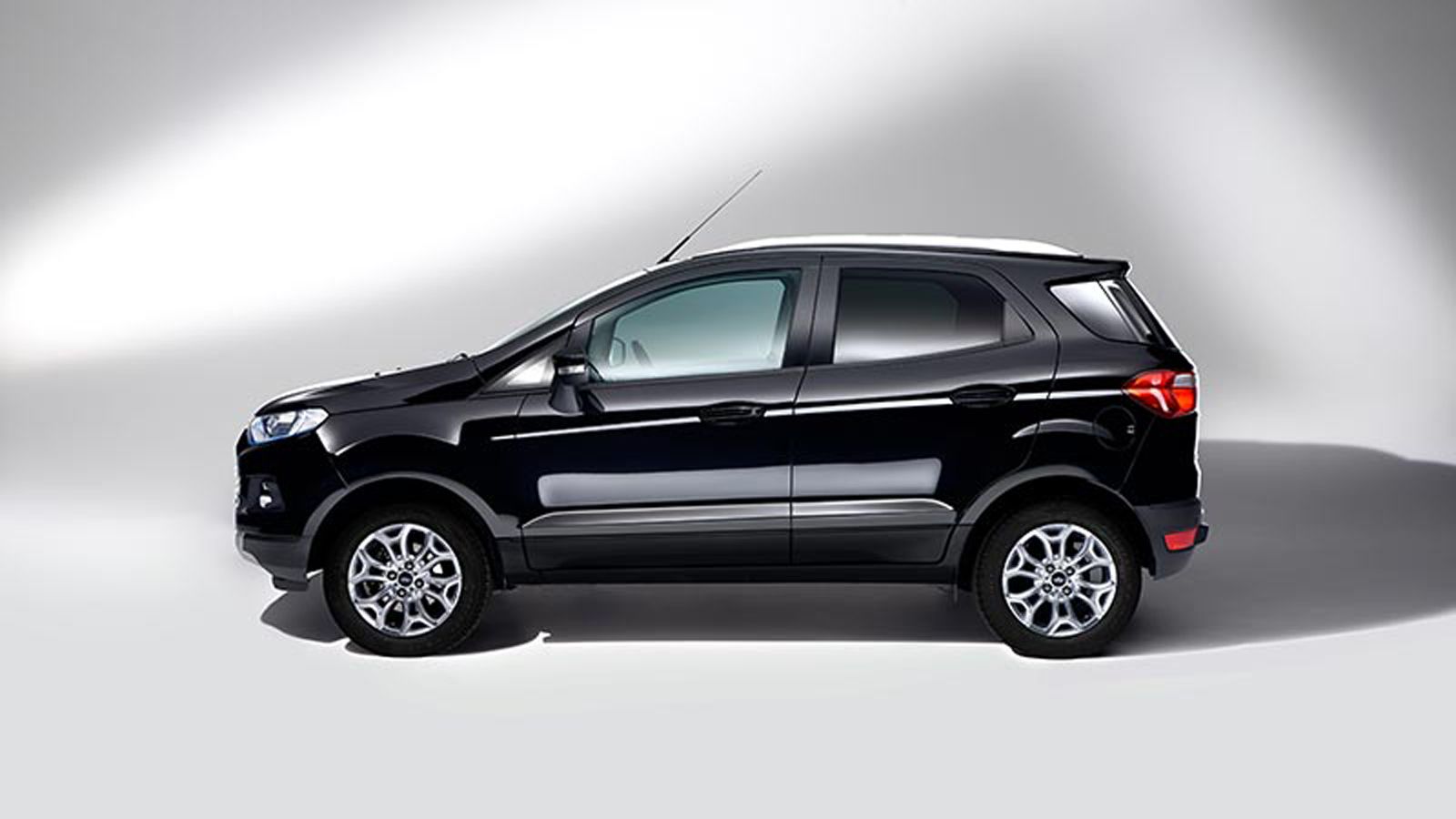 To συνολικό ύψος του EcoSport χωρίς τις ράγες της οροφής φτάνει τα 1.633 χλστ. ενώ με τις ράγες ψηλώνει κατά 27 χλστ.