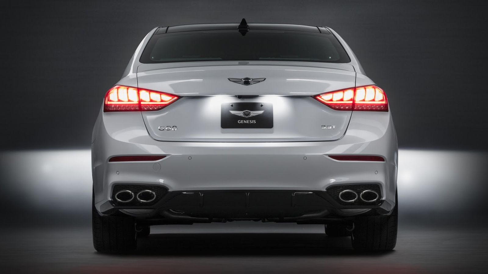 H Genesis έχει τοποθετήσει μια νέα, πιο σπορ ανάρτηση με ηλεκτρονικά ελεγχόμενα αμορτισέρ, ενώ υπάρχουν μεγαλύτερα πίσω φρένα με αεριζόμενους δίσκους 