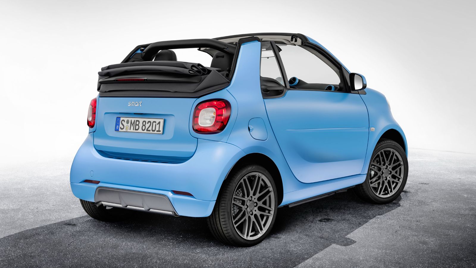 Το smart fortwo cabrio BRABUS edition έχει στηριχθεί στην εκδοχή των 90 ίππων. 