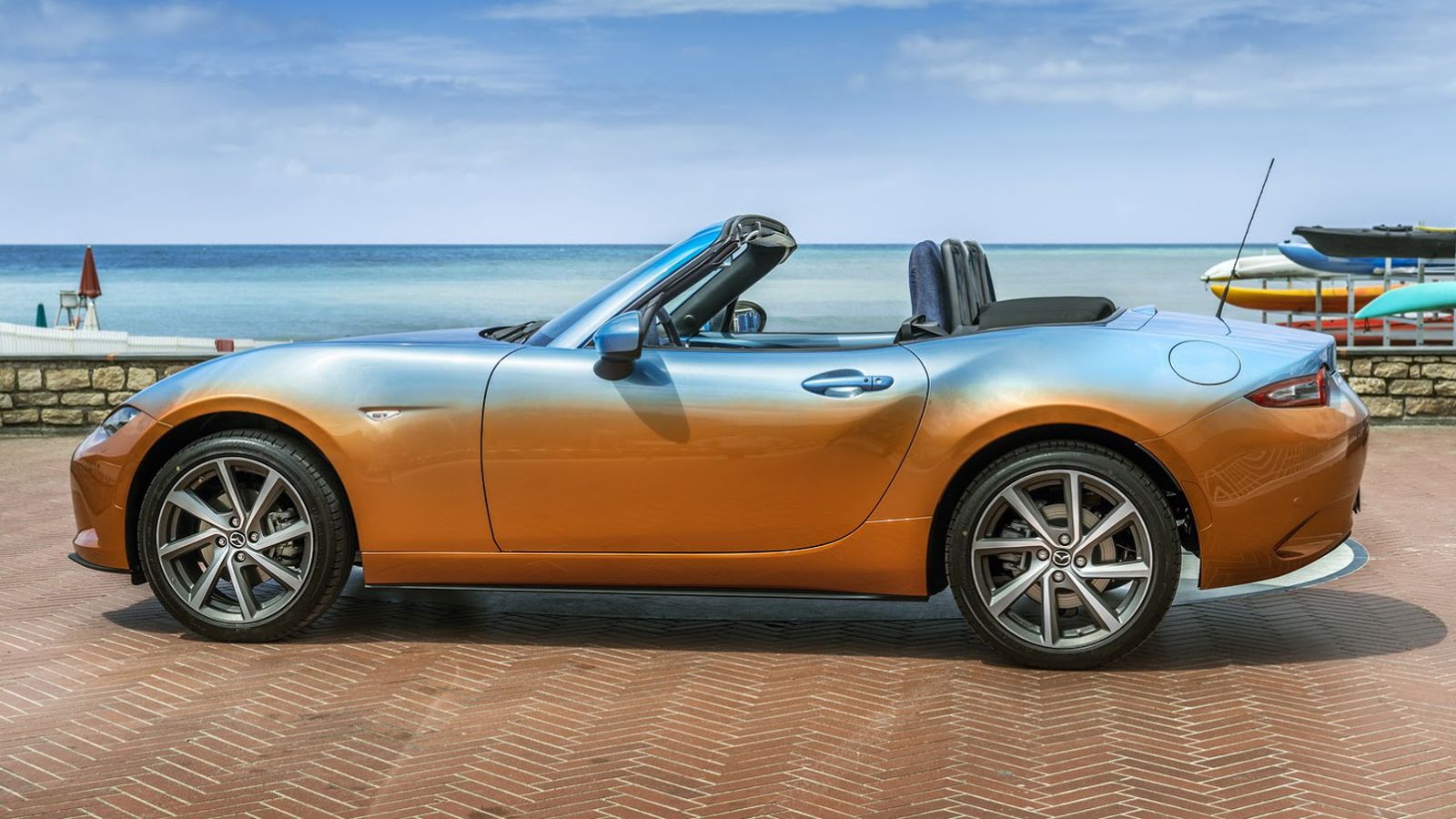 Οι άνθρωποι της Garage Italian Customs λένε πως το MX-5 Levanto «συνδυάζει την αισθητική του Καλιφορνέζου beach boy με την κομψότητα της ιταλικής Ριβι