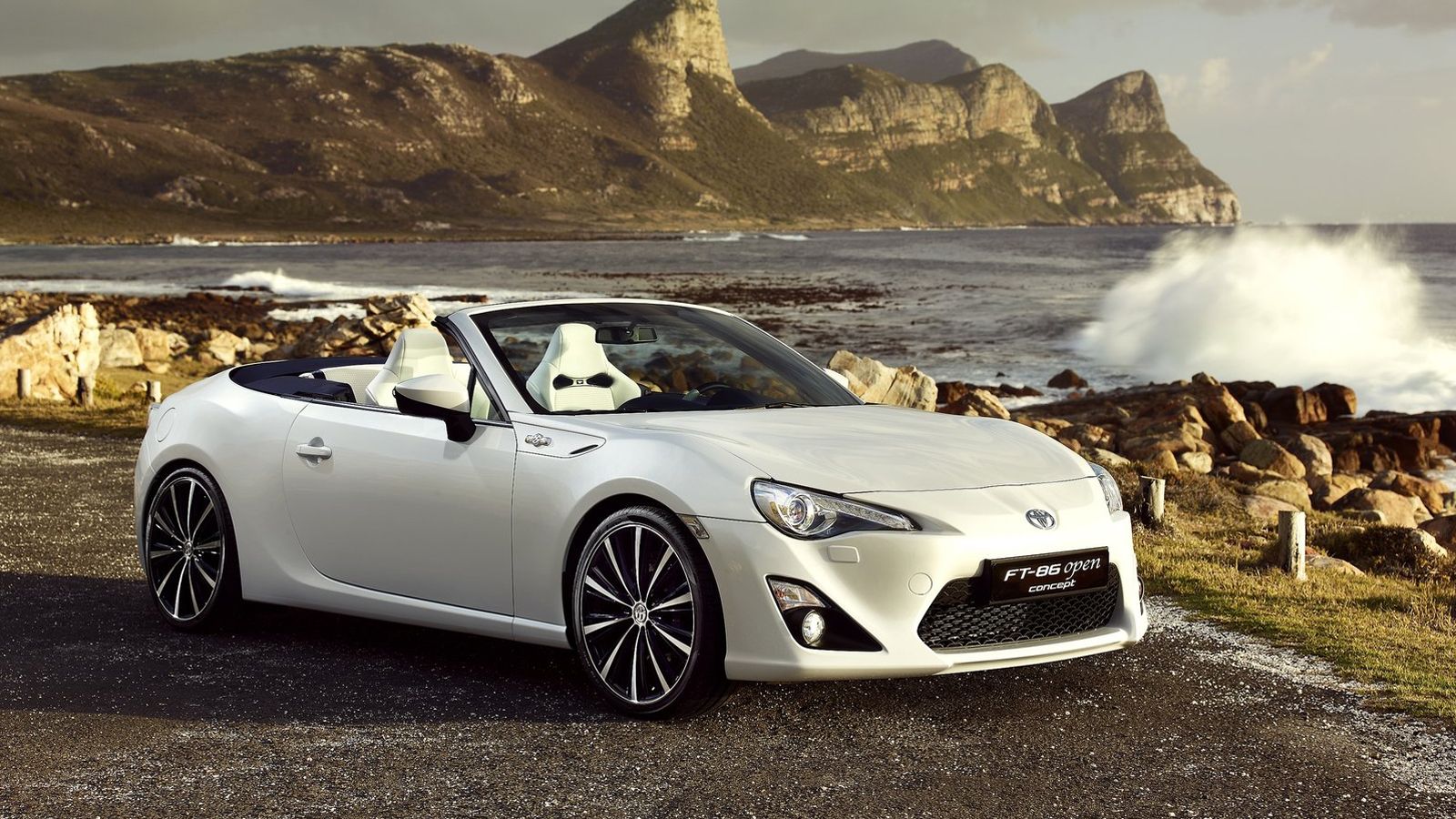 Οι σχεδιαστές της X-Tomi συνδυάζουν τη μορφή του ανανεωμένου Toyota GT86, με εκείνη του πρωτότυπου FT-86 Open Concept (φωτό), που είχε παρουσιάσει η ι