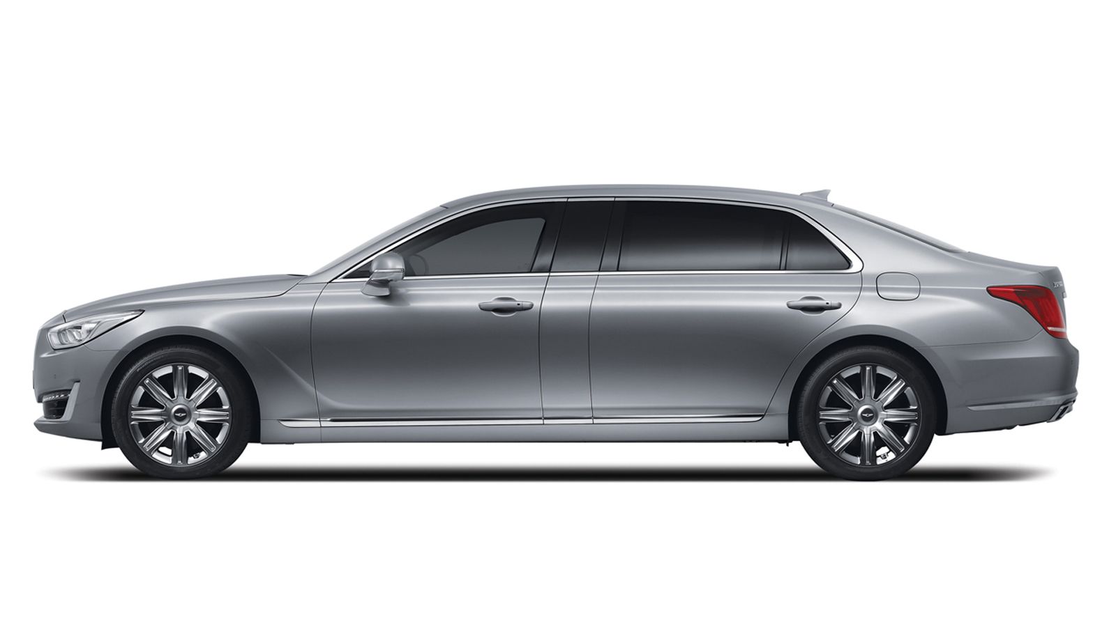 Το μεταξόνιο του EQ900L έχει διευρυνθεί κατά 290 χλστ. σε σχέση με αυτό του G90, φτάνοντας στα 3.450 χλστ. Επιπλέον, το μήκος του αγγίζει τα 5,5 μέτρα