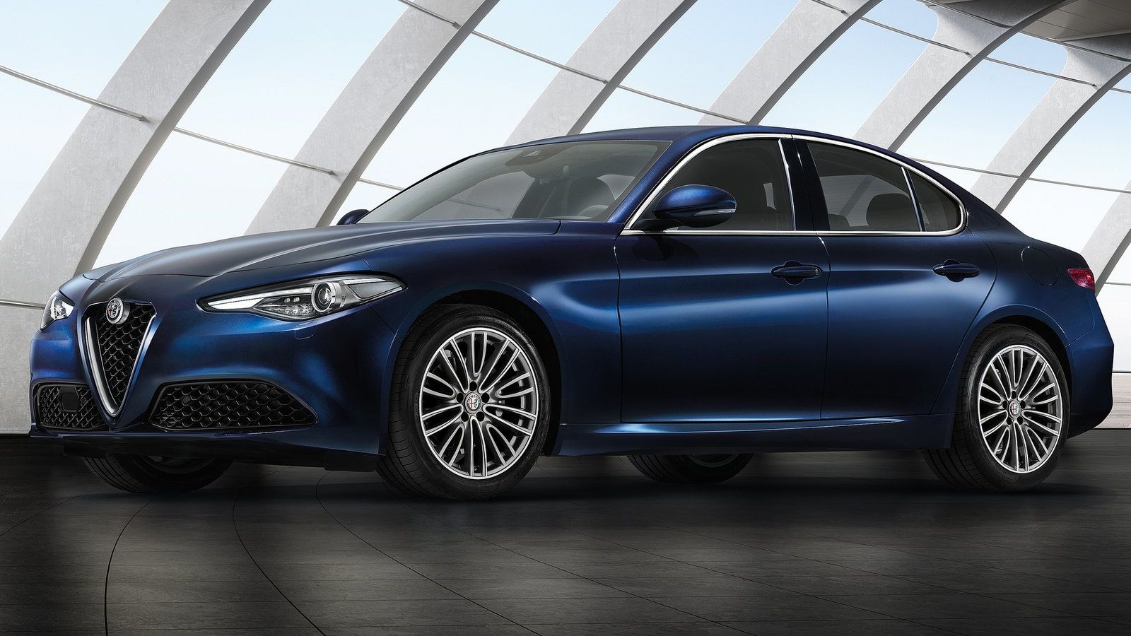 Η diesel Alfa Romeo Giulia 2.2 JTDM έχει ισχύ 150 ή 180 ίππων και συνδυάζει τη χαμηλή κατανάλωση (από 3,8 λτ./100 χλμ.) με τις γρήγορες επιδόσεις (0-1