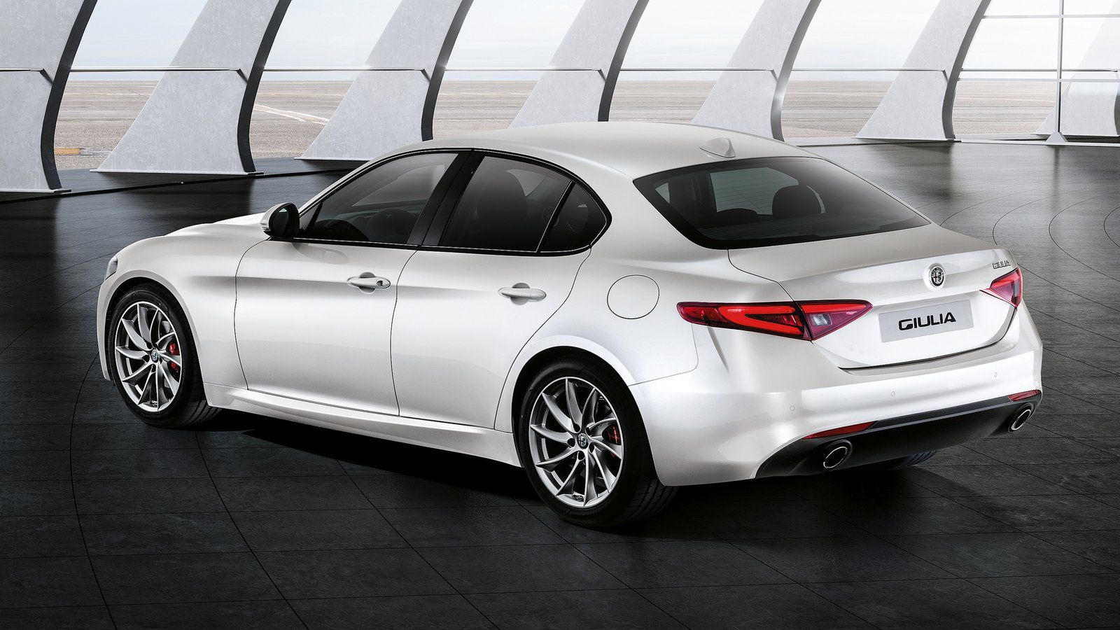 Παρόλες τις δυναμικές της επιδόσεις, η Alfa Romeo Giulia GME T4 των 200 ίππων «υπόσχεται» μέση κατανάλωση 5,9 λτ./100 χλμ., ενώ είναι και η μόνη που σ