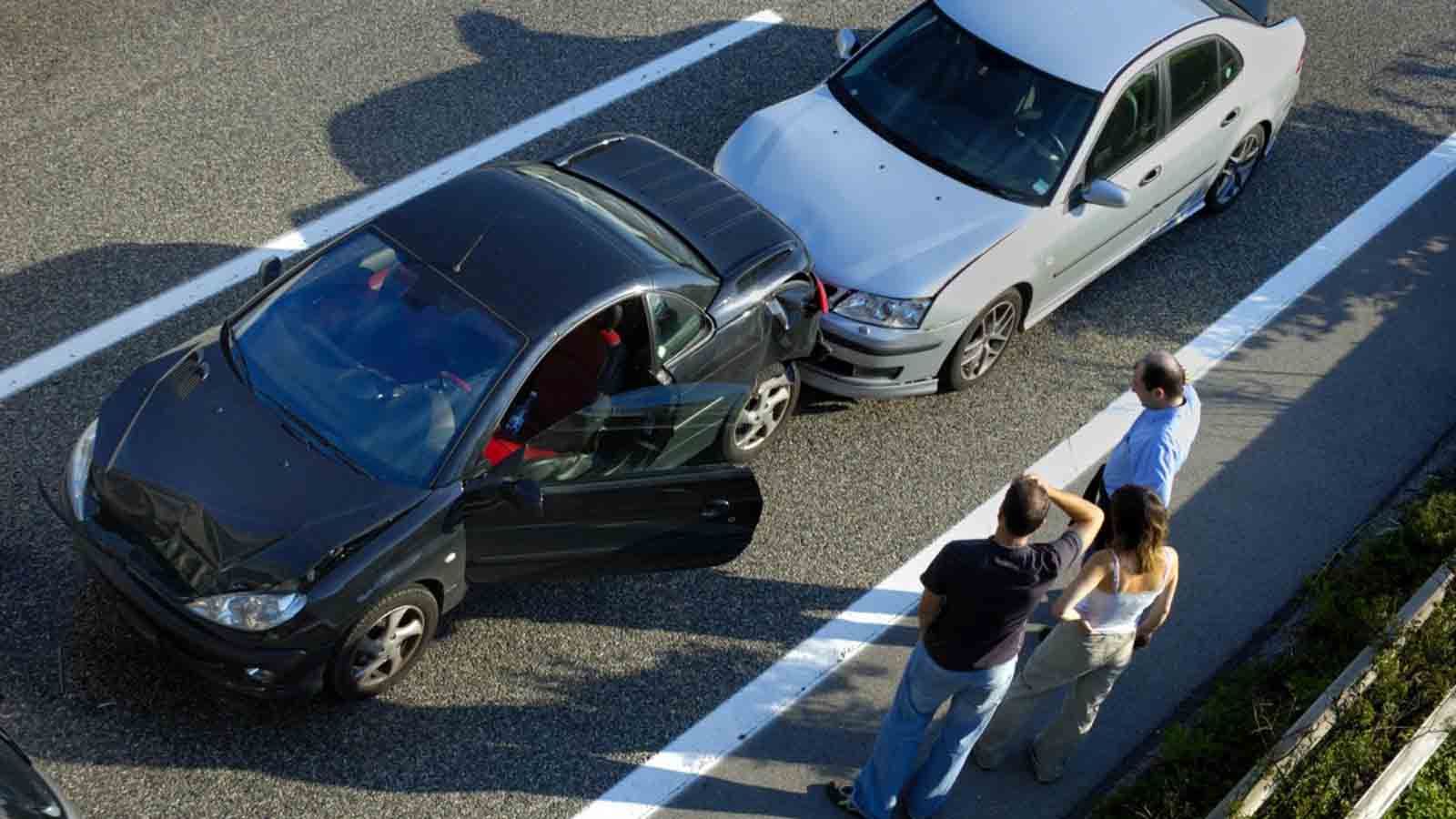 Xωρίς ABS φροντίζουμε να φρενάρουμε πιο νωρίς, έχοντας μεγαλύτερες αποστάσεις για να υπάρχει ικανός χρόνος αντίδρασης, αλλιώς το ατύχημα είναι αναπόφε