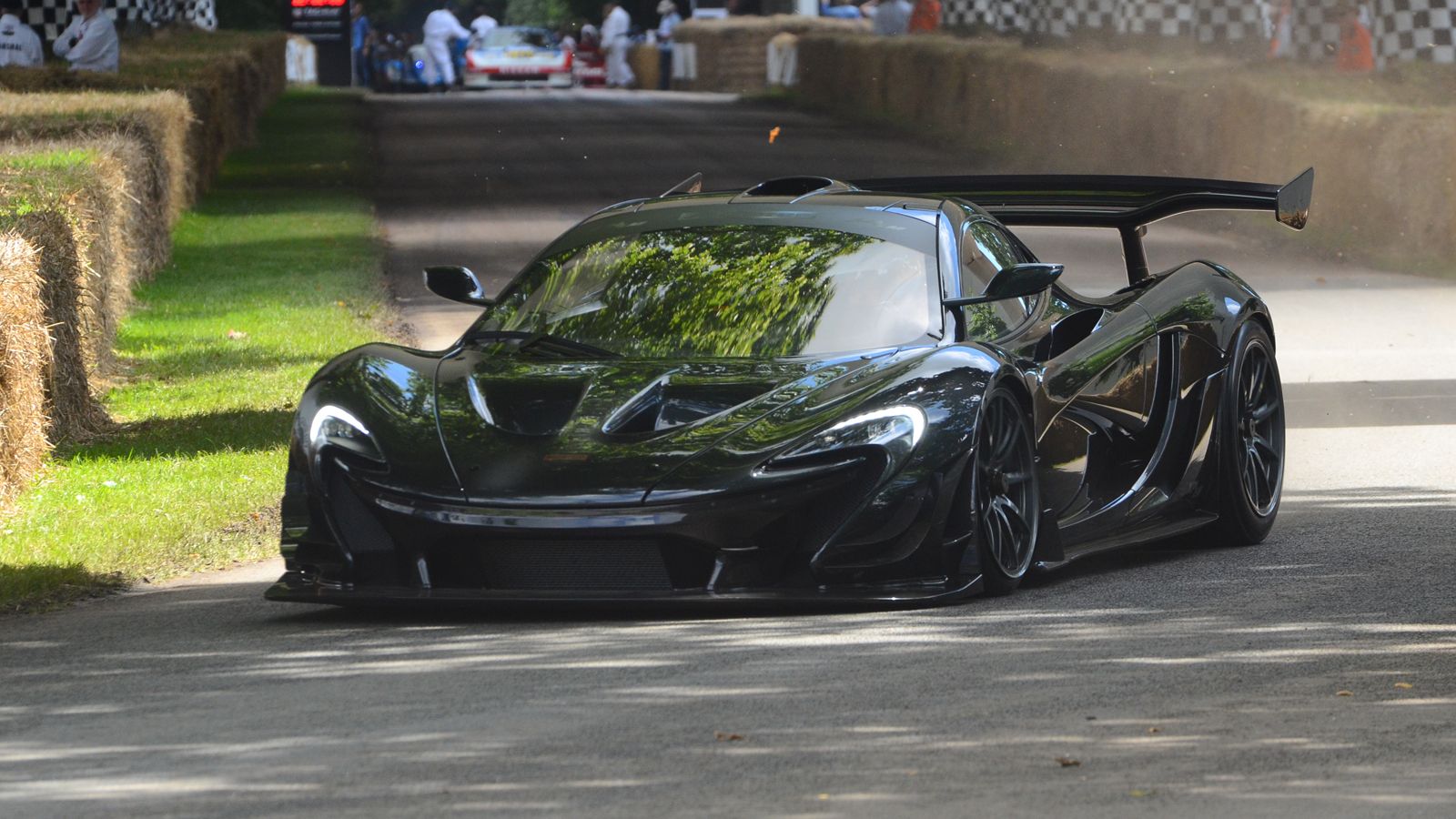 O Kenny Brack, οδηγώντας την McLaren P1 LM δια χειρός Lanzante, ένα «διαμάντι» αξίας 3 εκ. λιρών (3,6 εκ. ευρώ), έκανε τον καλύτερο χρόνο ανάμεσα στα 