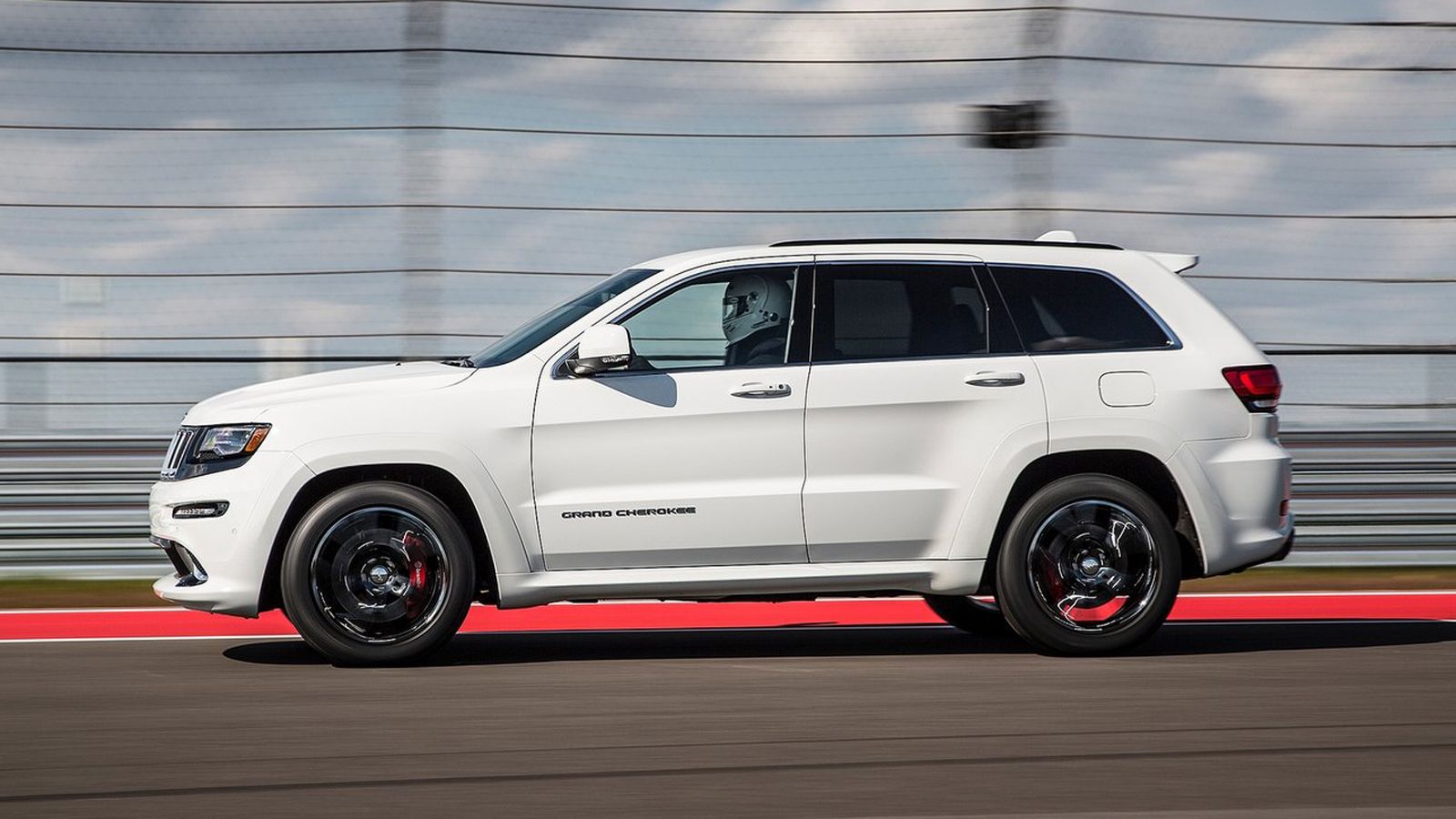 Αν το Grand Cherokee με το Hellcat σύνολο (στη φωτό το SRT) πλησιάσει τους 707 ίππους και πιάσει τα 3,6 δλ. στο 0-100, θα γίνει το ισχυρότερο και το τ