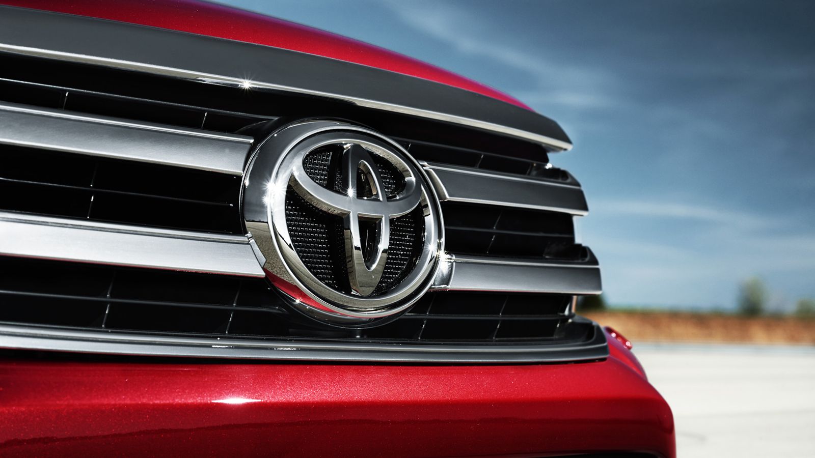 Οι κυριότερες αισθητικές διαφορές εντοπίζονται στο εμπρόσθιο τμήμα, όπου η νέα μάσκα παραπέμπει σε μεγάλο SUV και όχι σε Pick-Up.