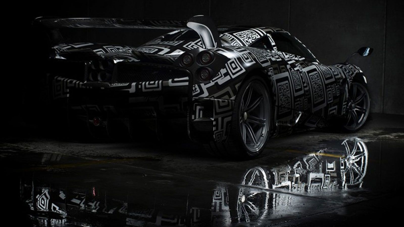 Εντύπωση προκαλεί η μεγάλη ανθρακονημάτινη αεροτομή, ενώ και ο διαχύτης που διακρίνεται από τον πίσω προφυλακτήρα, φαίνεται ότι είναι μεγαλύτερος συγκ