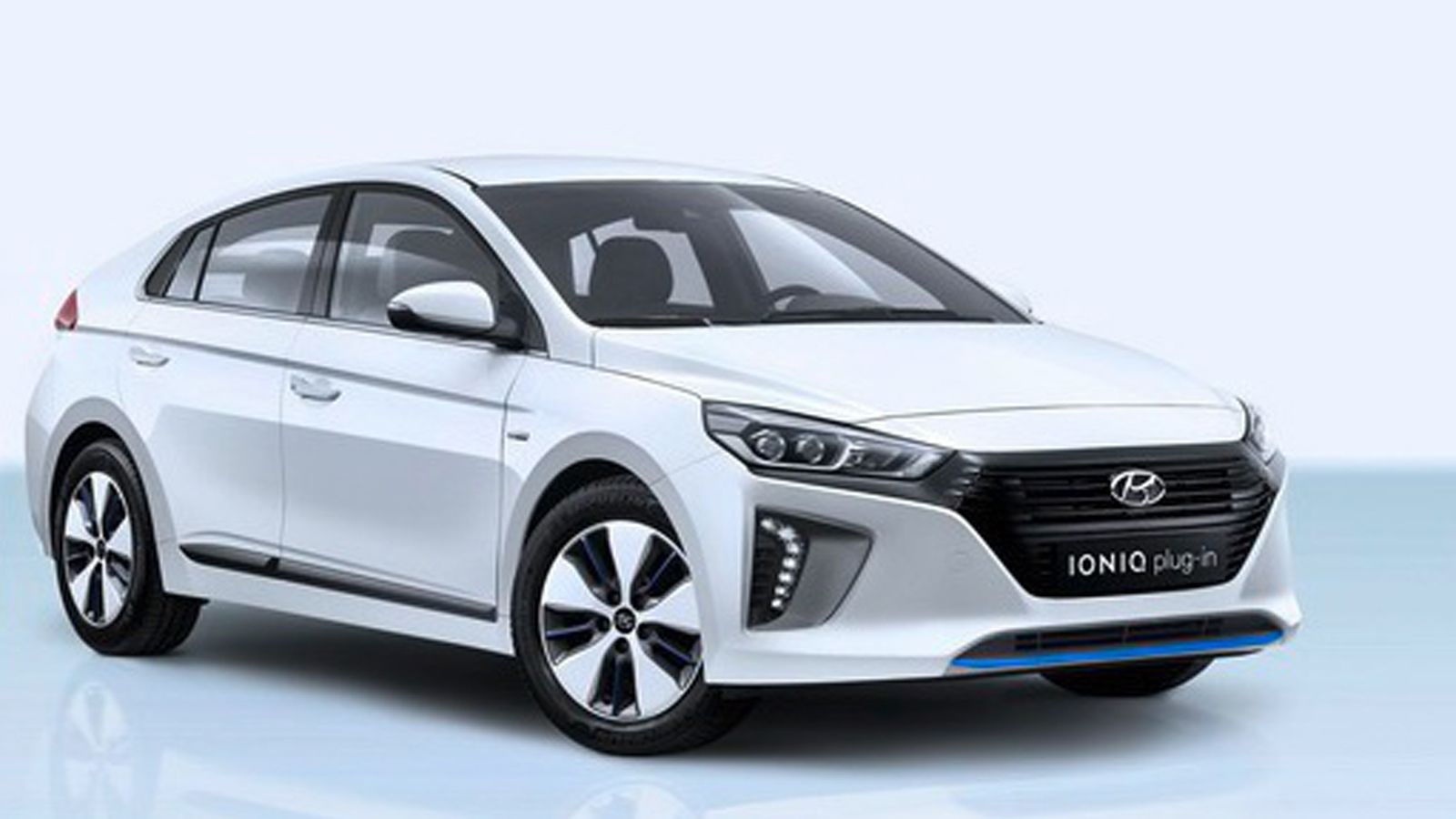 Το IONIQ plug-in, κάνει 50 χλμ. ως ηλεκτροκίνητο. Ο 1.6 GDI συμβατικός κινητήρας συνεργάζεται με ένα ισχυρότερο ηλεκτρικό μοτέρ 61 ίππων, με την Hyund