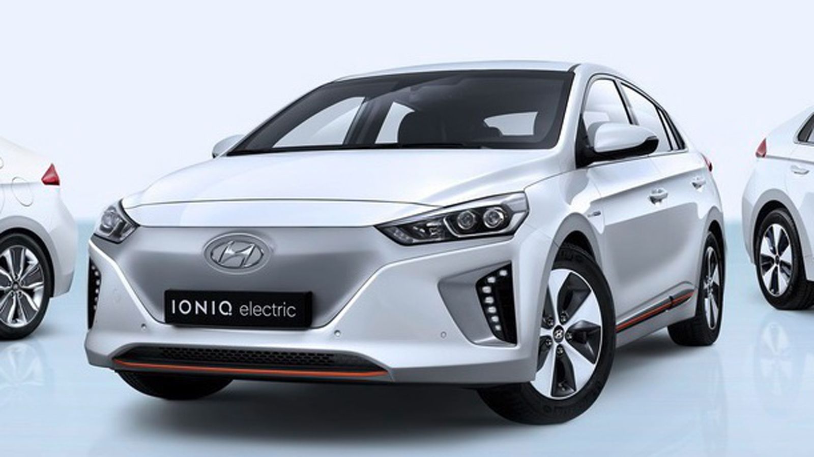 Το IONIQ electric κινείται από ένα ηλεκτρικό μοτέρ 120 ίππων και 295 Nm ροπής, το οποίο τροφοδοτείται από μπαταρίες ιόντων λιθίου 28 kWh. Έχει τελική 