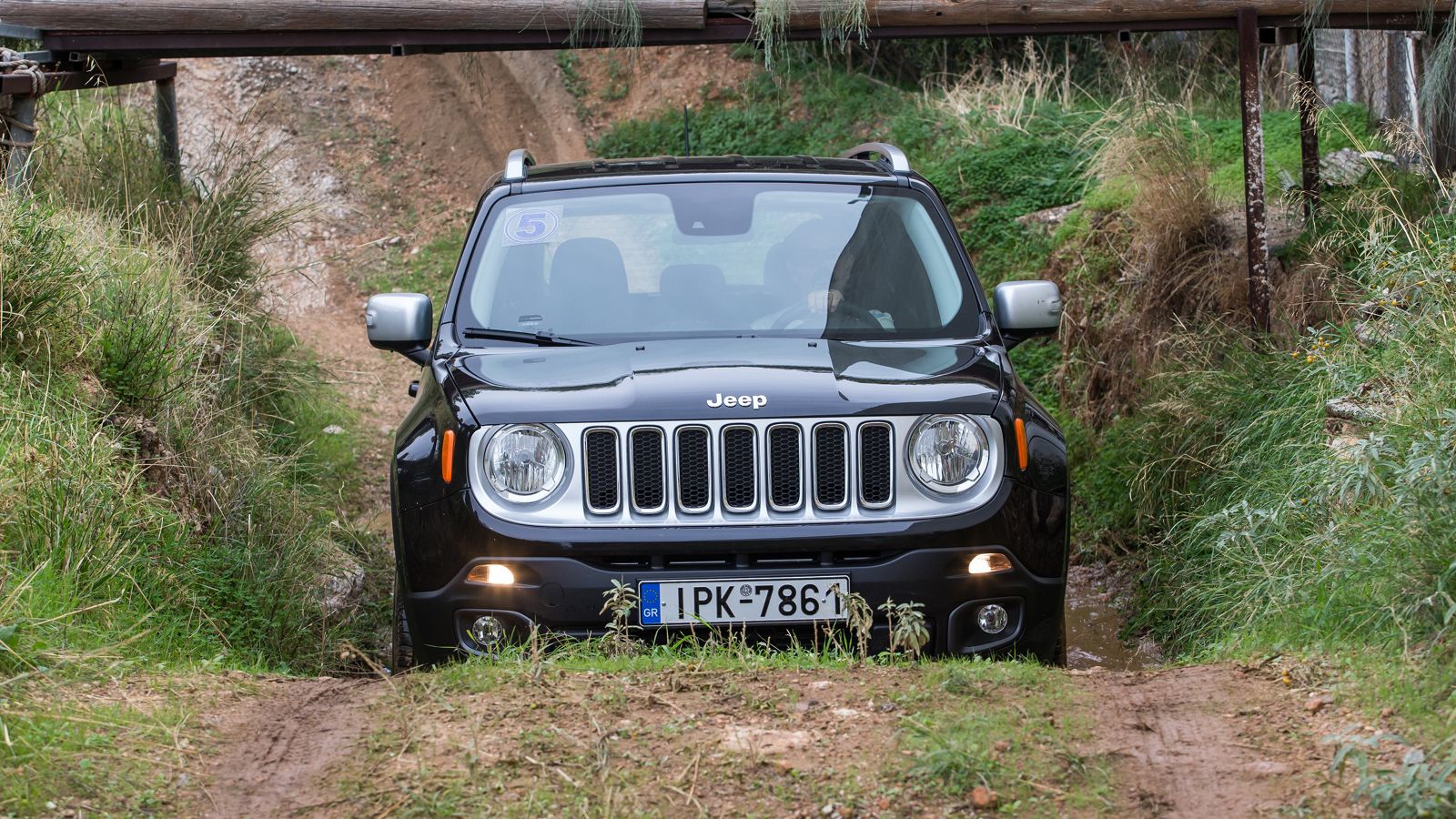Για όσους ενδιαφέρονται να «ζήσουν» τις off-road ικανότητες των μοντέλων της Jeep, η εταιρεία δίνει τη δυνατότητα ενός test drive σε μια ειδικά διαμορ