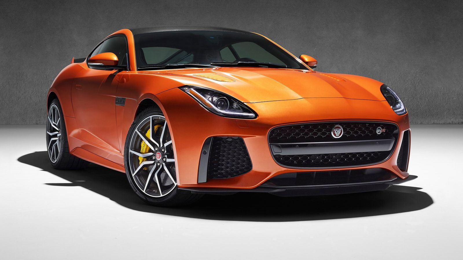 Η Jaguar δημοσιοποιεί τρεις φωτογραφίες και ένα βίντεο, ενώ η βασική είδηση που επιβεβαιώνεται είναι πως η νέα F-Type SVR «είναι ικανή για 322 χλμ./ώρ