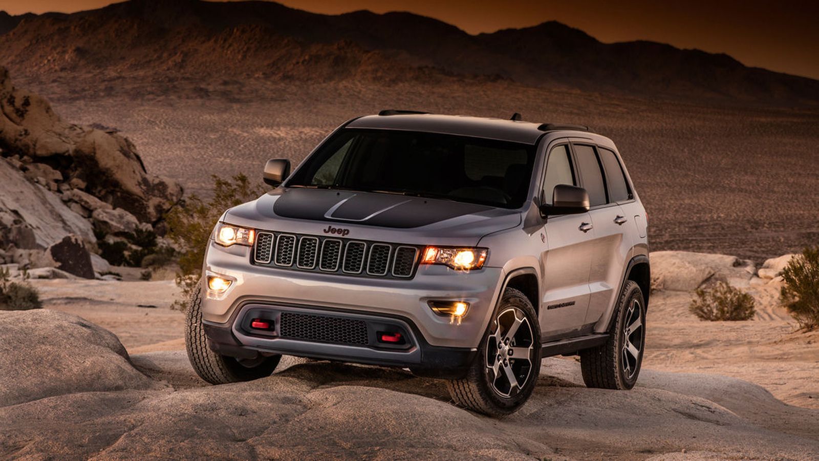 Με πιο φουσκωμένα φτερά, μαύρο καπό, αγριεμένο εμπρός προφυλακτήρα με κόκκινους χρωματισμένους γάντζους ρυμούλκησης, δείχνει έτοιμο για περιπέτεια.